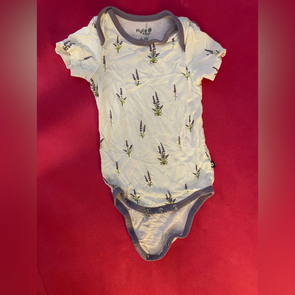 Kyte Baby bodysuit in Lavender 6-12 months